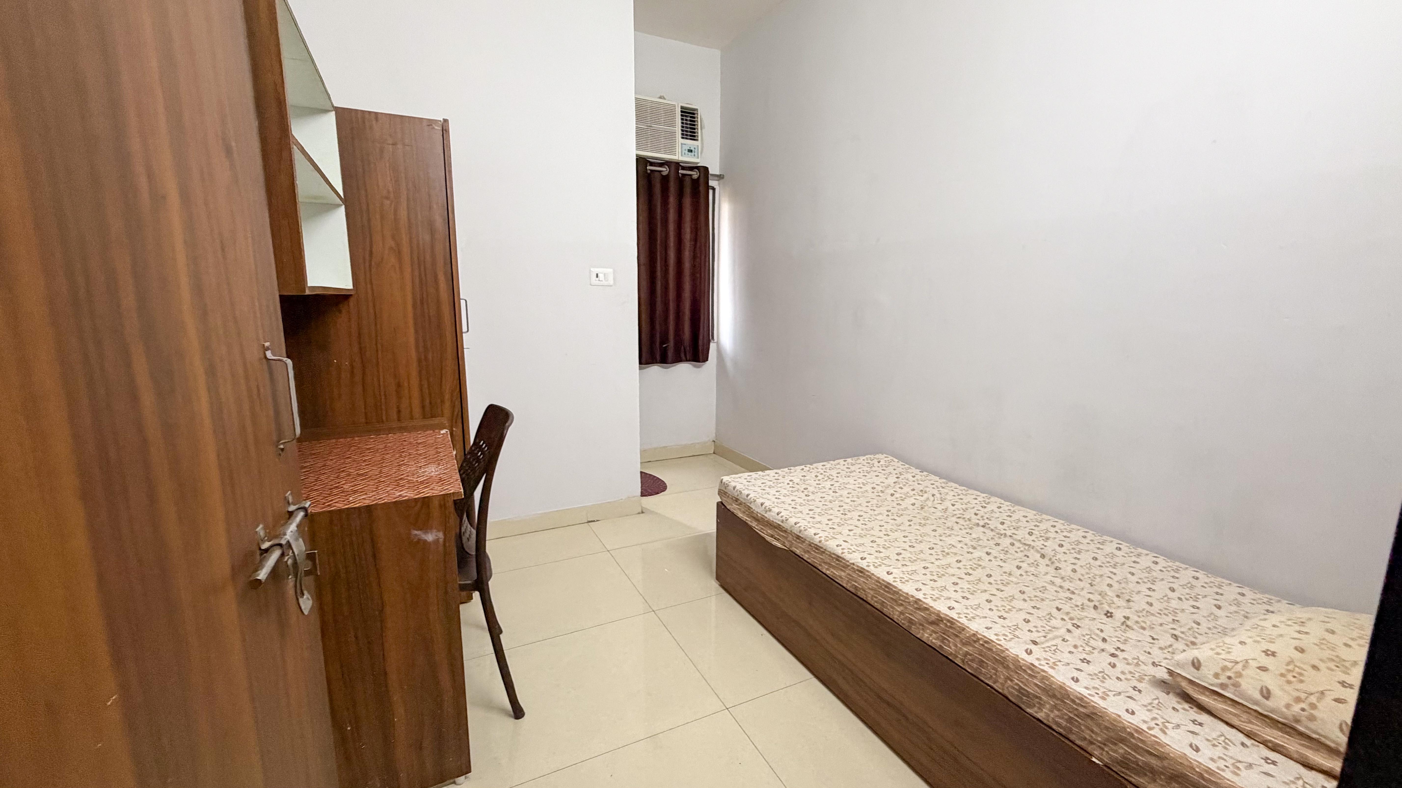 Single Room + Window 3